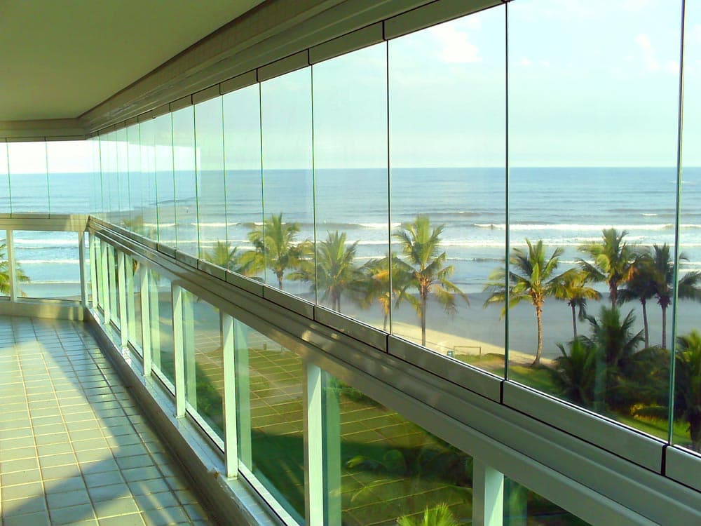 Sacada envidraçada com vista para o mar
