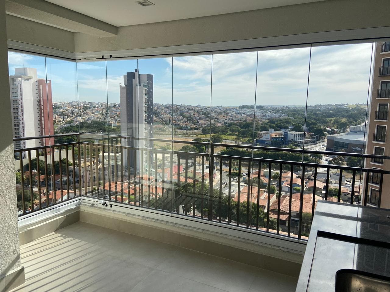 Projeto de fechamento de sacada com vista panorâmica